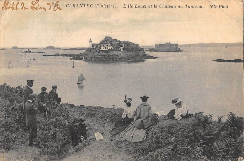 Carte postale ancienne Carantec L'Ile Louet Et Chateau Du Taureau à Carantec