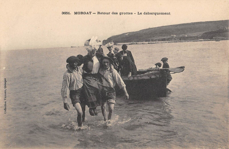 Carte postale ancienne Morgat Retour Des Grottes Le Debarquement