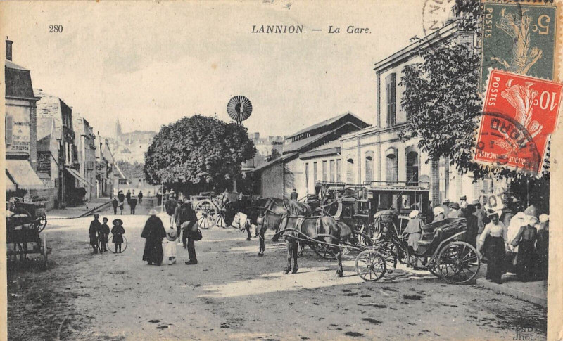 Carte postale ancienne Lannion La Gare (diligence à Lannion