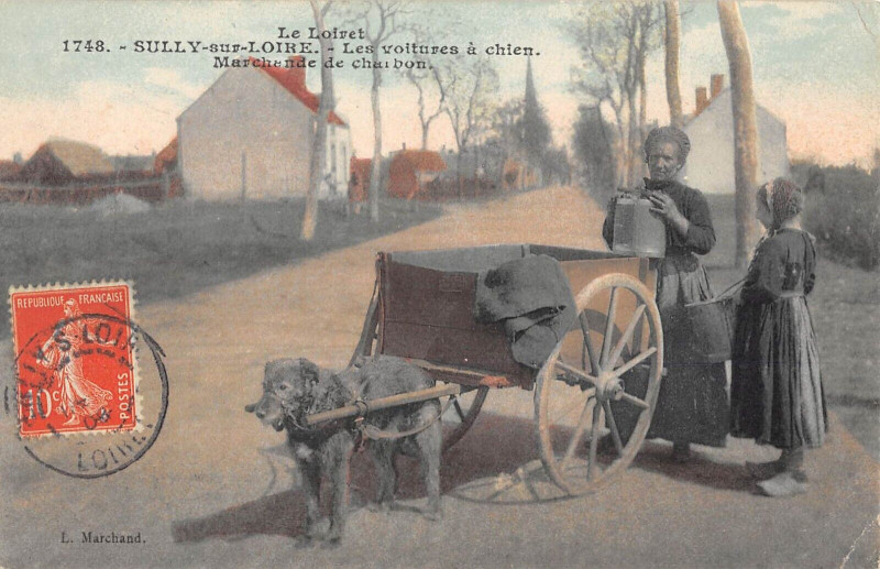 Carte postale ancienne Le Loiret Sully Sur Loire Les Voitures A Chien La Marchande De Charbon à Sully-sur-Loire