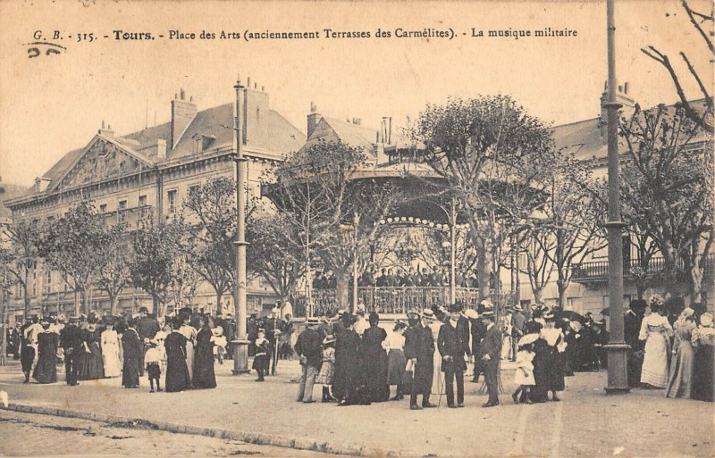 Carte postale ancienne Tours Place Des Arts Musique Militaire à Tours