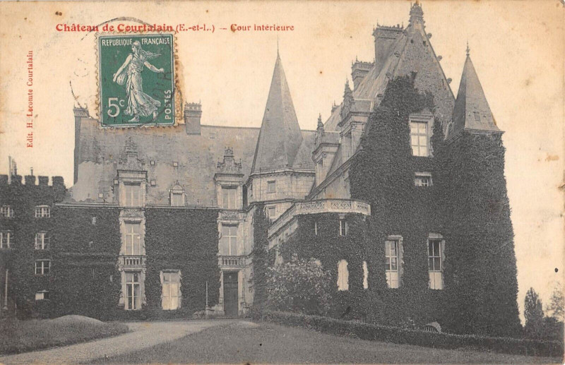 Carte postale ancienne Chateau De Courtalain Cour Interieure