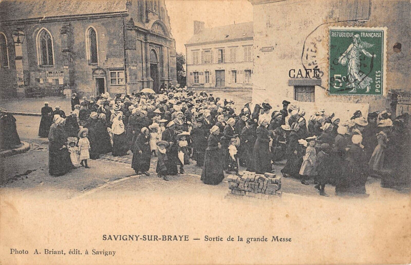 Carte postale ancienne Savigny Sur Braye Sortie De La Grand Messe à Savigny-sur-Braye