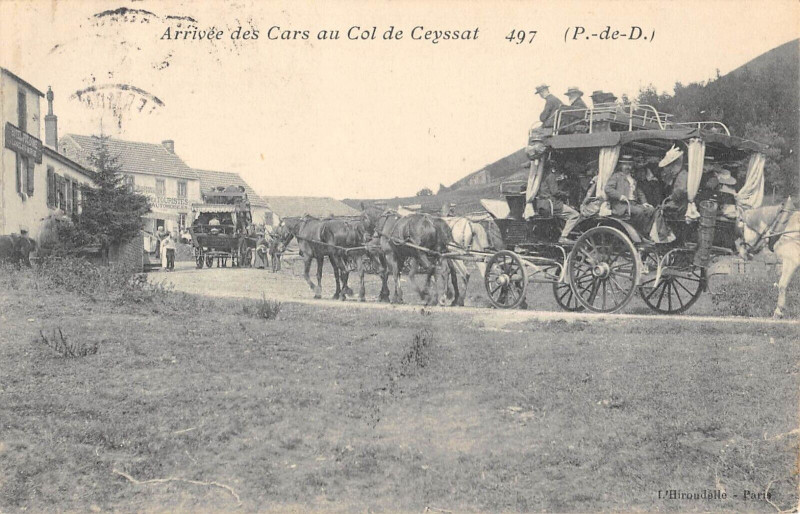 Carte postale ancienne Arrivee Des Cars Au Col De Ceyssat (diligence à Ceyssat