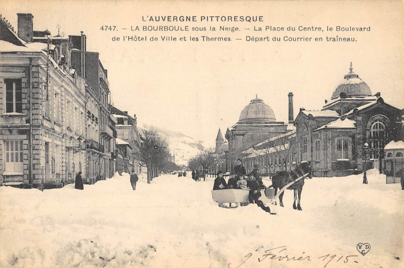 Carte postale ancienne La Bourboule Sous La Neige Place Du Centre Depart Du Courrier En Traineau à La Bourboule