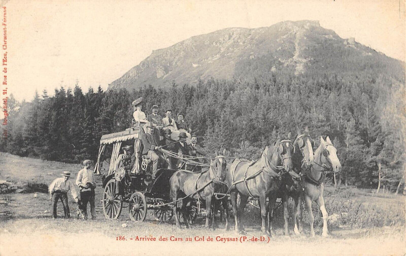 Carte postale ancienne Arrivee Des Cars Au Col De Ceyssat (diligence à Ceyssat
