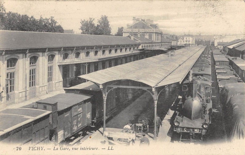 Carte postale ancienne Vichy La Gare Vue Interieure (Train à Vichy