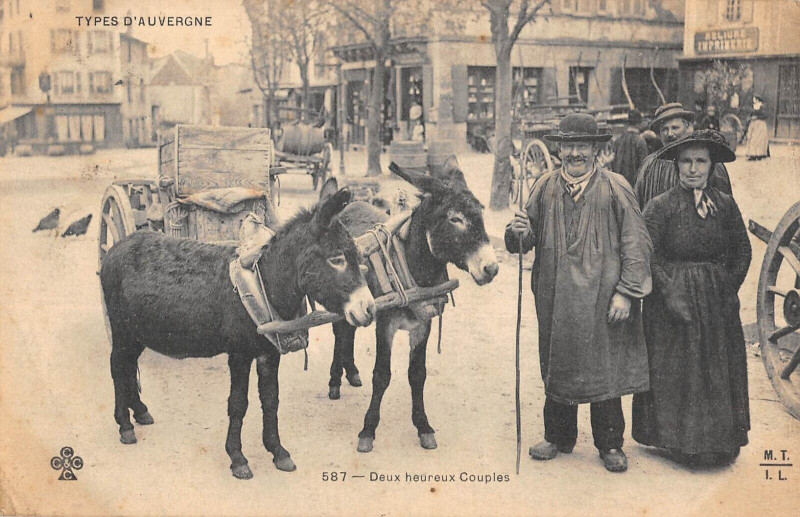Carte postale ancienne Cantal Deux Heureux Couples