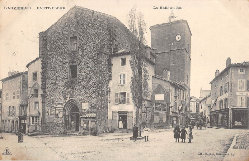 Carte postale ancienne Saint Flour La Halle Au Ble à Saint-Flour