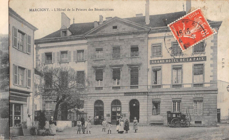 Carte postale ancienne Marcigny L'Hotel De La Prieure Des Benedictines à Marcigny
