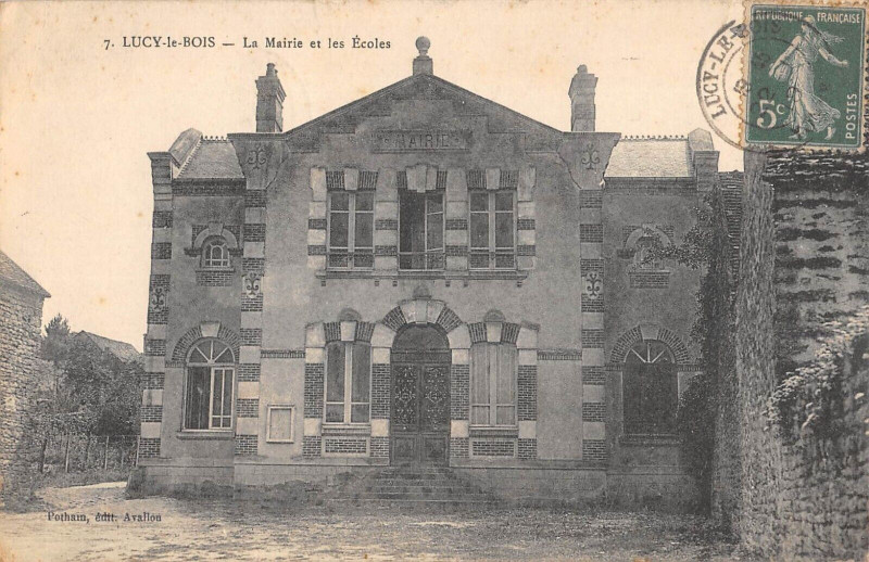 Carte postale ancienne Lucy Le Bois Mairie Ecoles à Lucy-le-Bois