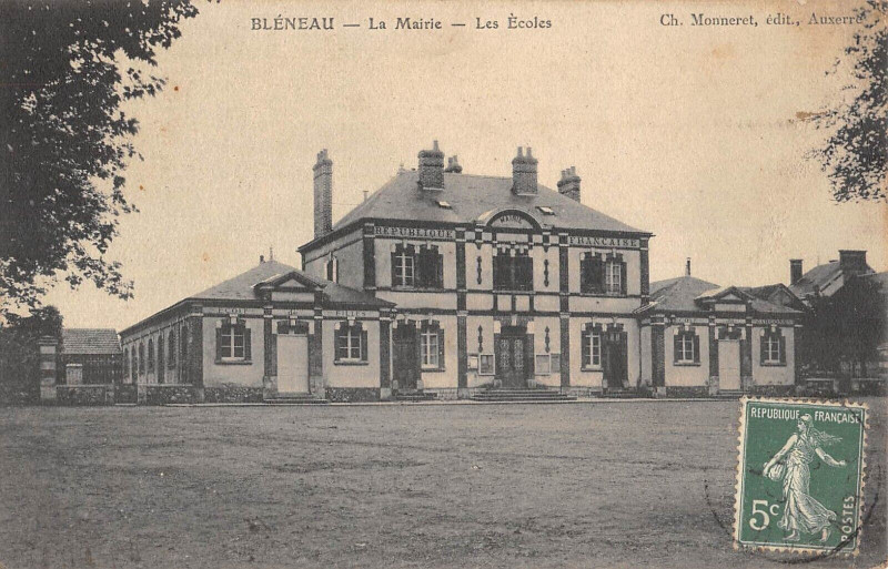 Carte postale ancienne Bleneau La Mairie Les Ecoles