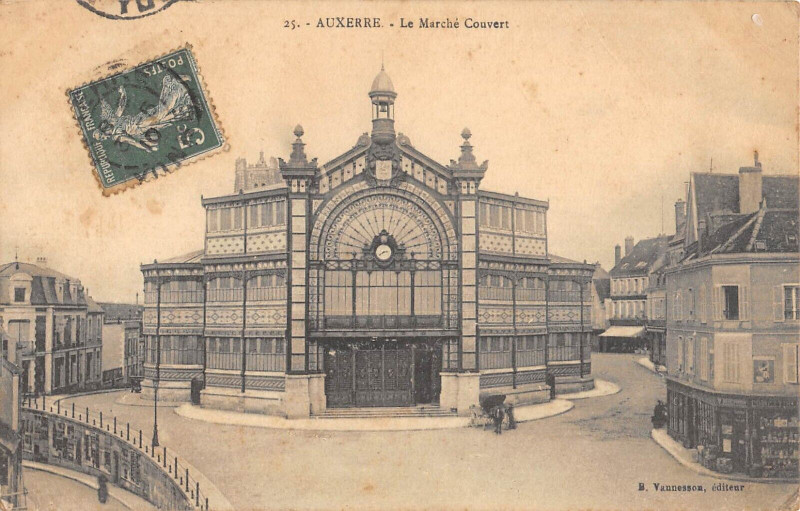 Carte postale ancienne Auxerre Le Marche Couvert à Auxerre