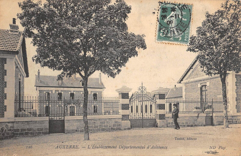 Carte postale ancienne Auxerre Etablissement Departemental D'Asistance à Auxerre