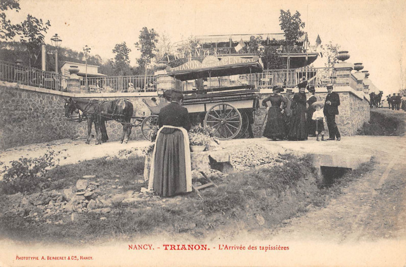 Carte postale ancienne Nancy Trianon L'Arrivee Des Tapissieres à Nancy