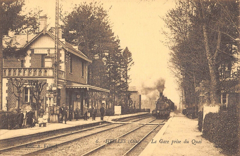 Carte postale ancienne Heilles La Gare Prise Du Quai (Train à Heilles