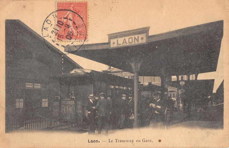 Carte postale ancienne Laon Le Tramway En Gare (Train à Laon