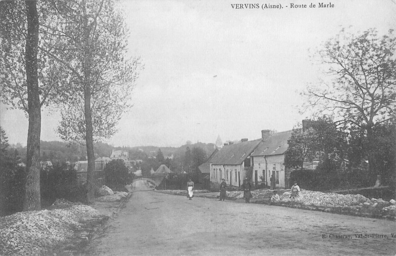 Carte postale ancienne Vervins Route De Marle à Marle