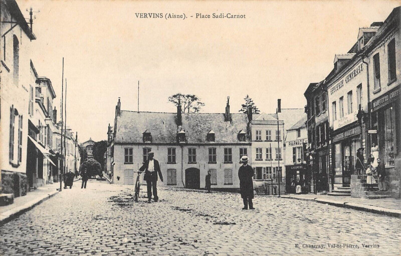 Carte postale ancienne Vervins Place Sadi Carnot à Vervins