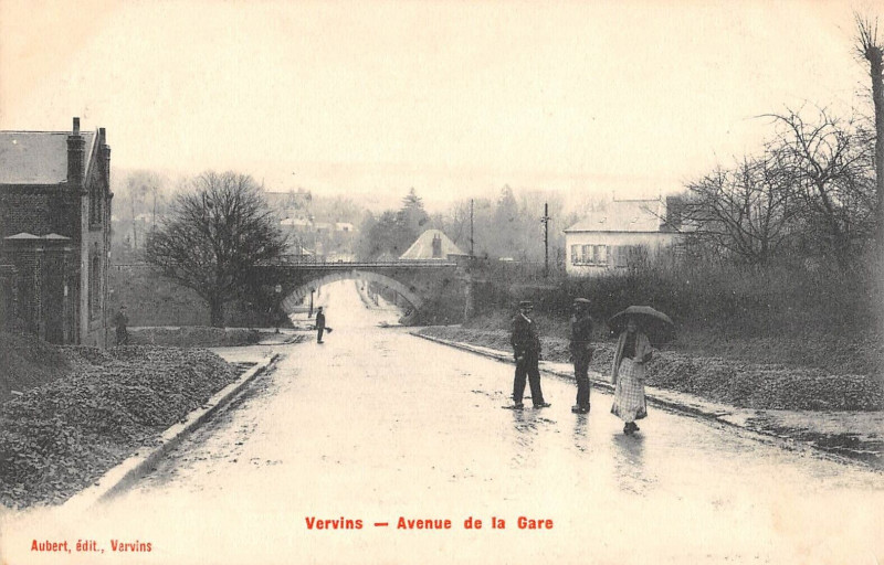 Carte postale ancienne Vervins Avenue De La Gare à Vervins
