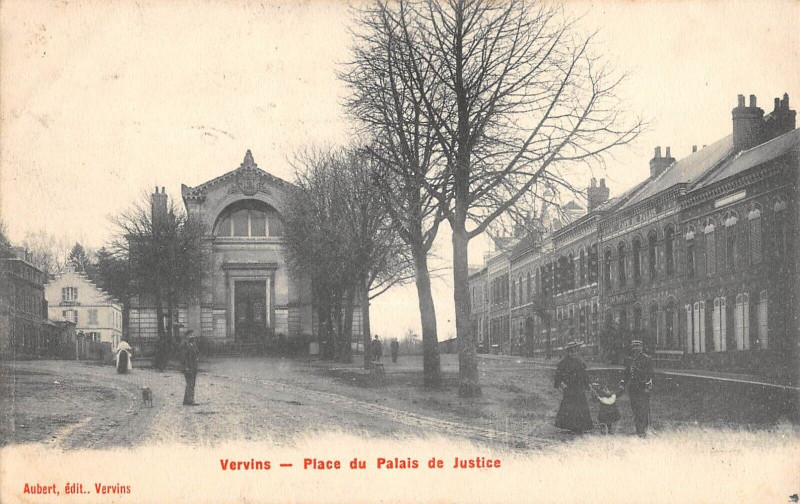 Carte postale ancienne Vervins Place Du Palais De Justice à Vervins