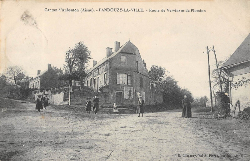 Carte postale ancienne Canton D'Aubenton Pandouzy La Ville Route De Vervins Et De Plomion (rare à Aubenton