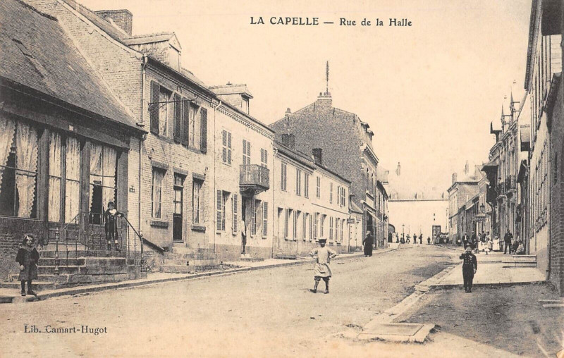 Carte postale ancienne La Capelle Rue De La Halle à La Capelle