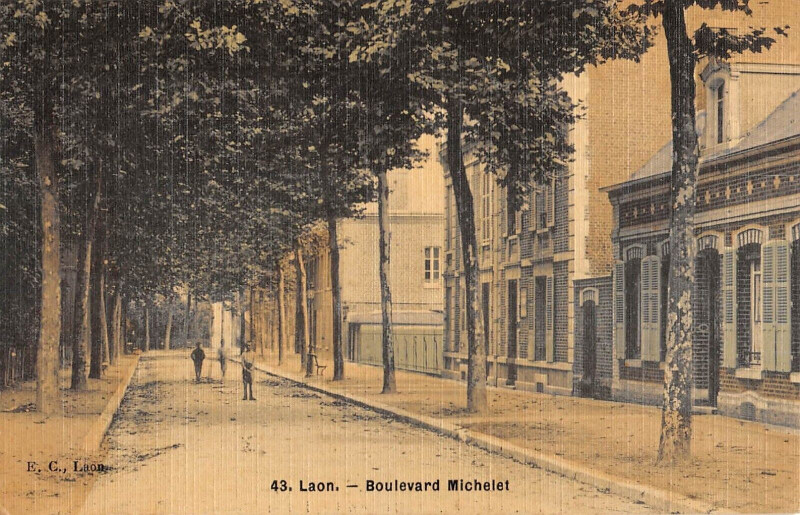 Carte postale ancienne Laon Boulevard Michelet (cpa toilée à Laon