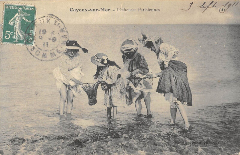 Carte postale ancienne Cayeux Sur Mer Pecheuses Parisiennes à Cayeux-sur-Mer