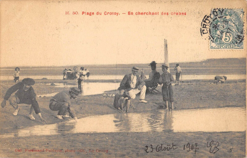 Carte postale ancienne Plage Du Crotoy En Cherchant Des Crabes à Y