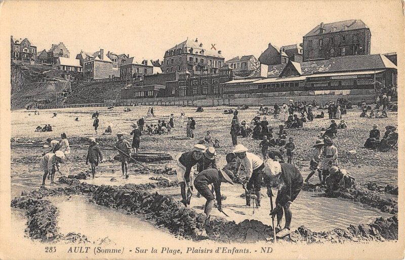 Carte postale ancienne Ault Sur La Plage Plaisirs D'Enfants à Ault