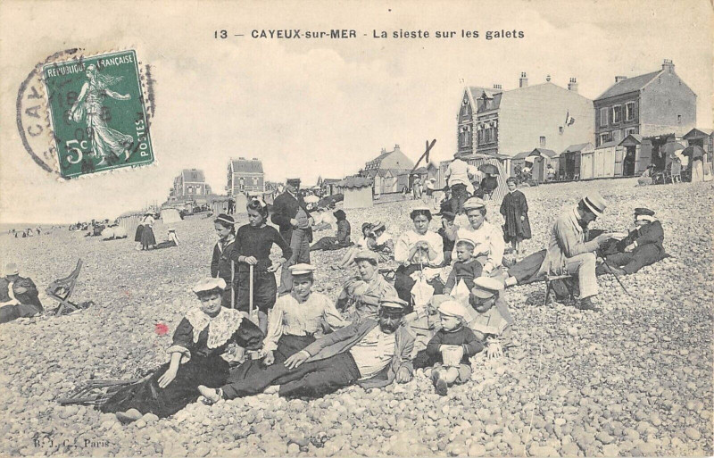 Carte postale ancienne Cayeux Sur Mer La Sieste Sur Les Galets à Cayeux-sur-Mer