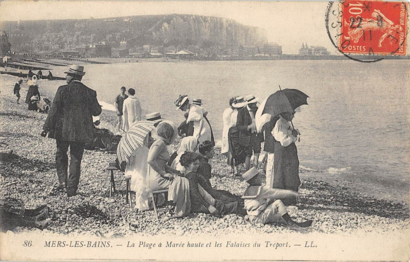 Carte postale ancienne Mers Les Bains La Plage A Maree Haute Et Falaises Du Treport à Mers-les-Bains