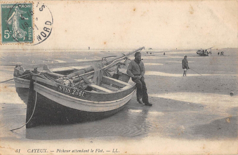 Carte postale ancienne Cayeux Pecheur Attendant Le Flot à Y