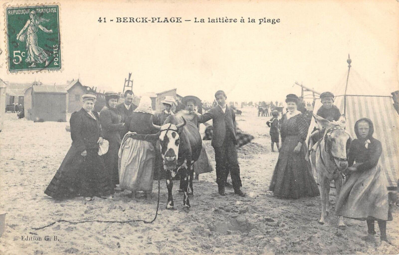 Carte postale ancienne Berck Plage La Laitiere A La Plage à Berck