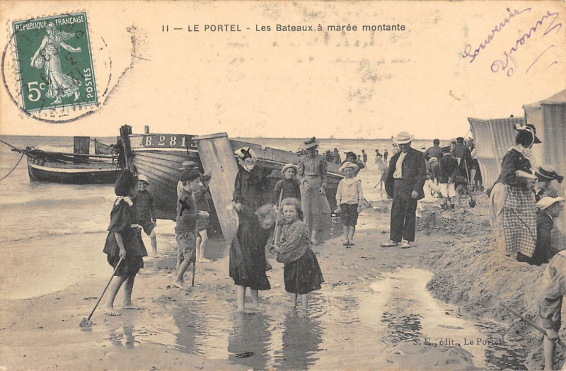Carte postale ancienne Le Portel Les Bateaux A Maree Montante au Portel