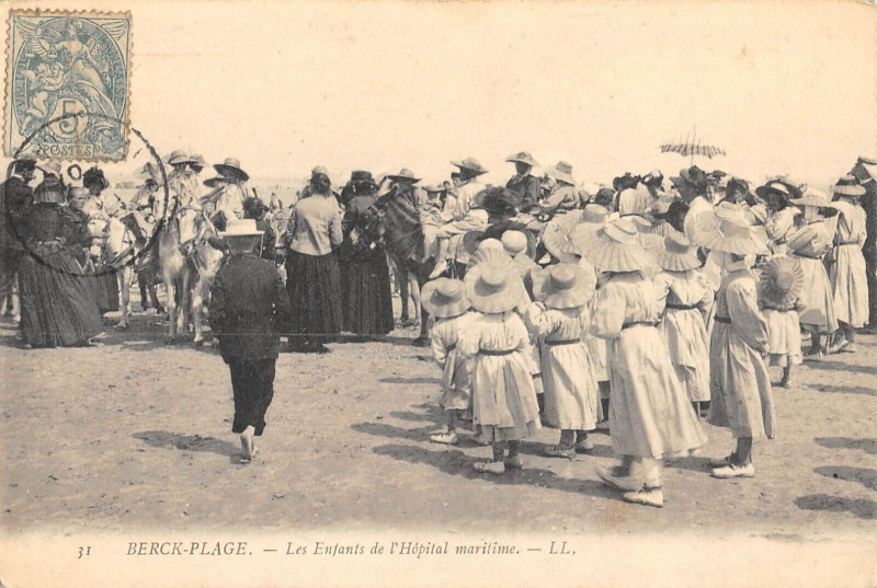Carte postale ancienne Berck Plage Les Enfants De L'Hopital Maritime à Berck