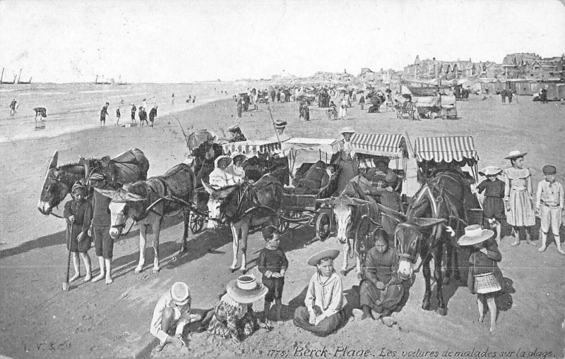 Carte postale ancienne Berckplage Les Voitures De Malades Sur La Plage à Berck