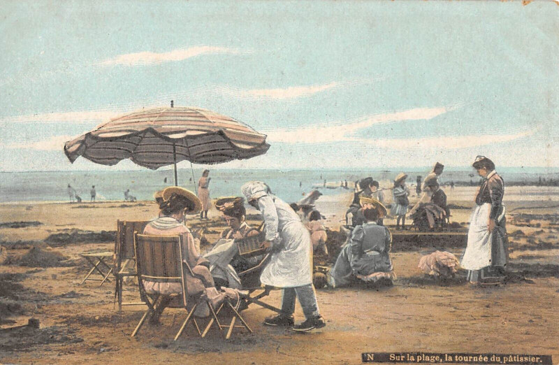 Carte postale ancienne Sur La Plage La Tournee Du Patissier