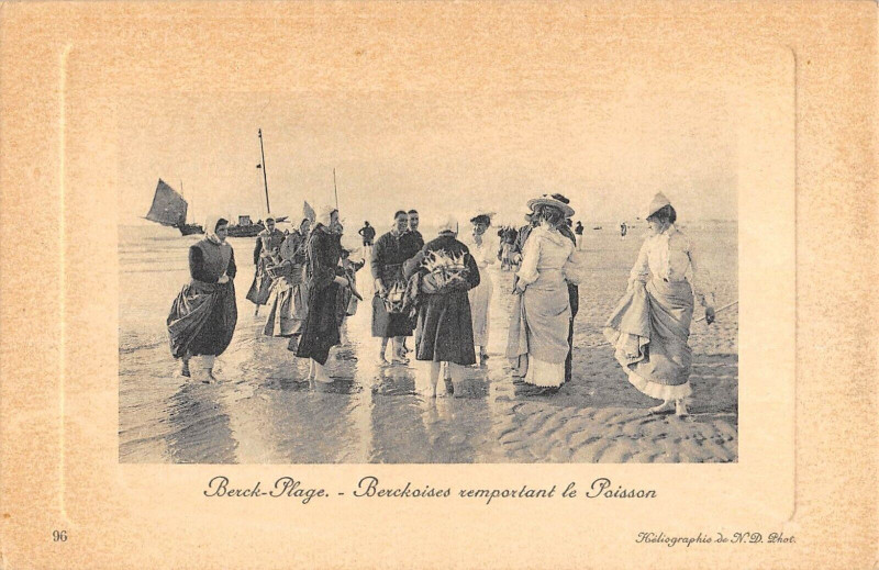 Carte postale ancienne Berck Plage Berckoises Remportant Le Poisson à Berck