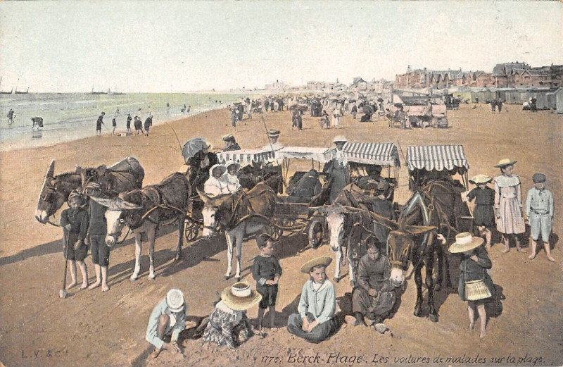 Carte postale ancienne Berck Plage Les Voitures De Malades Sur La Plage à Berck