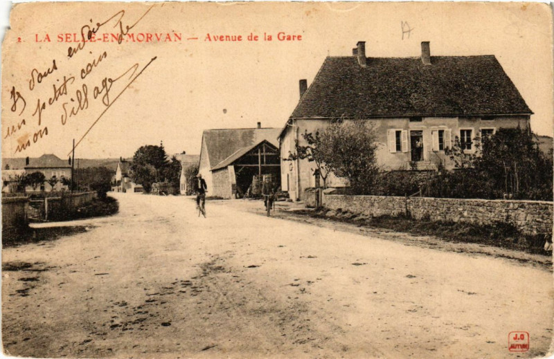 Carte postale ancienne La Selle-en-Morvan - Avenue de la Gare