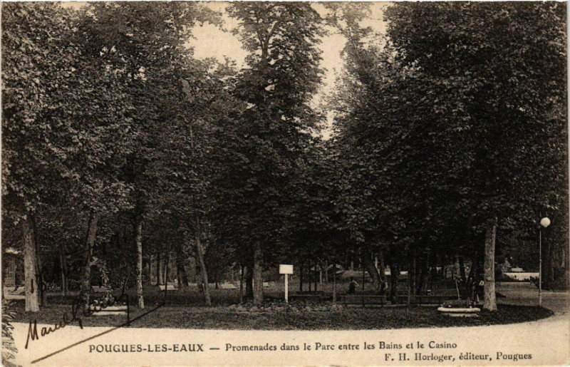 Carte postale ancienne Pougues-les-Eaux - Promenades dans le Parc entre-les-Bains et à Pougues-les-Eaux