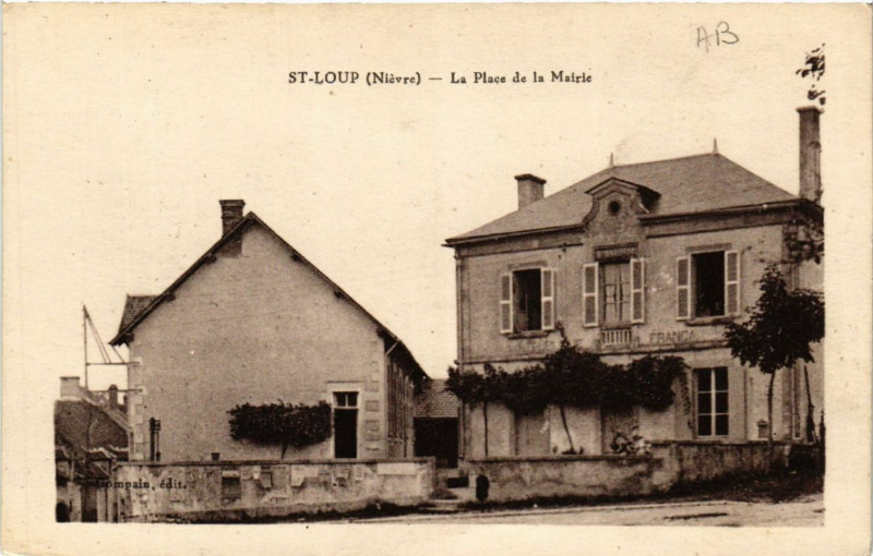 Carte postale ancienne Saint-Loup - La Place de la Mairie