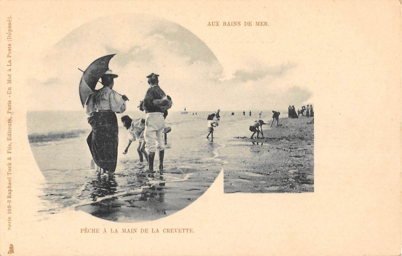 Carte postale ancienne Aux Bains De Mer Peche A La Main De La Crevette