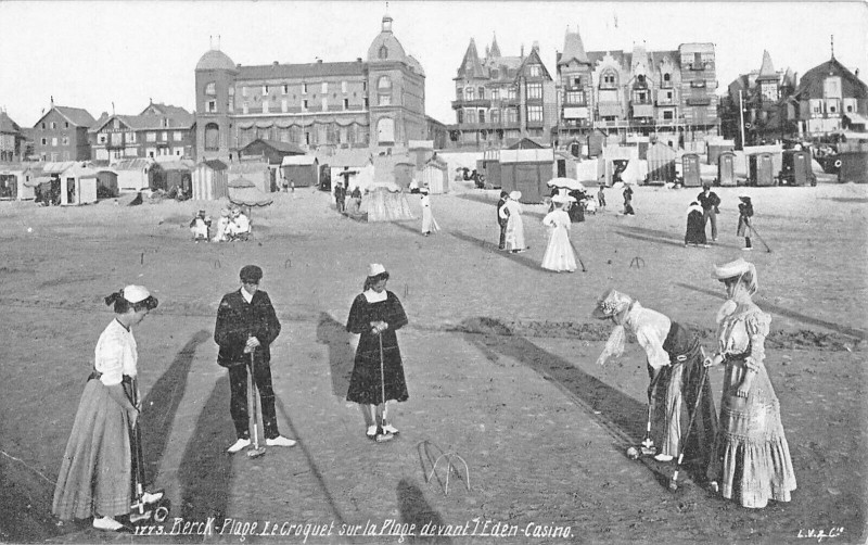 Carte postale ancienne Berck Le Croquet Sur La Plage Devant L'Eden Casino Jeu De Croquet à Berck