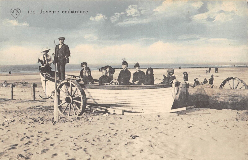 Carte postale ancienne Joyeuse Embarquee