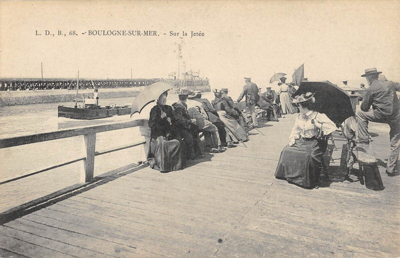 Carte postale ancienne Boulogne Sur Mer Sur La Jetee à Boulogne-sur-Mer