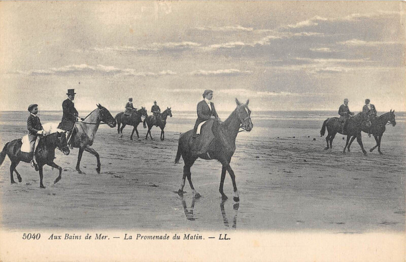 Carte postale ancienne Aux Bains De Mer La Promenade Du Matin