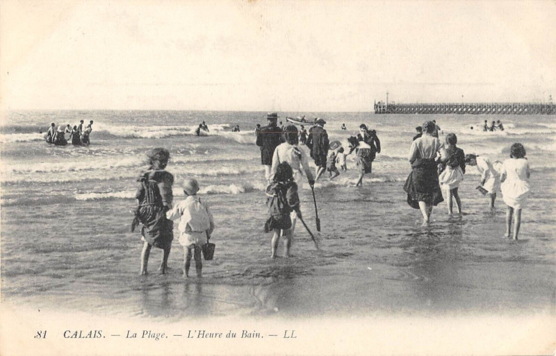 Carte postale ancienne Calais La Plage Heure Du Bain à Calais